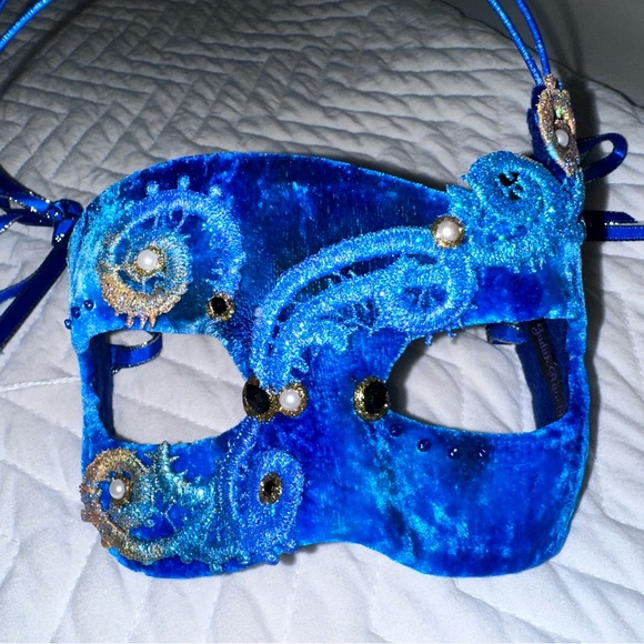 Cirque Du Soleil Mask by Judith Rauchfuss - Picture 2 of 14